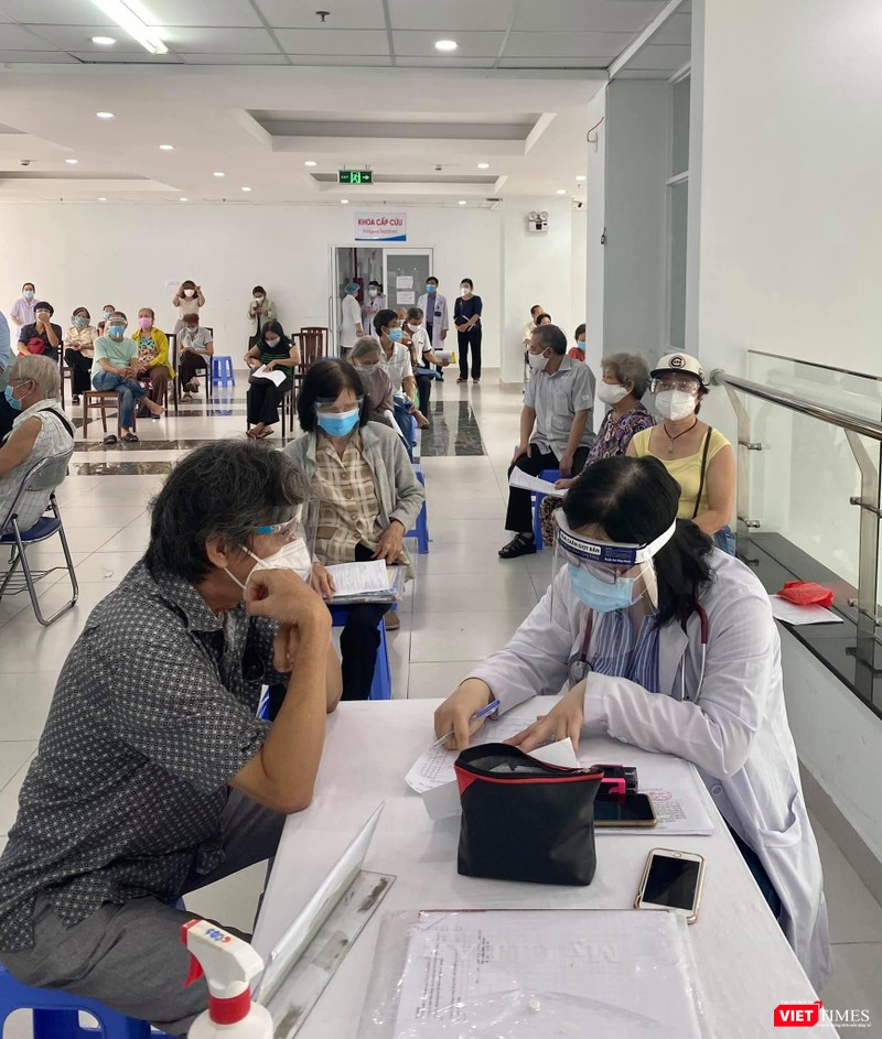 Người cao tuổi được đón tiếp, hướng dẫn, khám sàng lọc trước tiêm Người cao tuổi được đón tiếp, hướng dẫn, khám sàng lọc trước tiêm