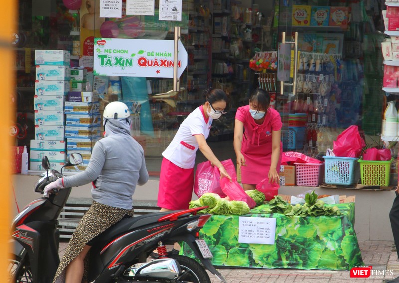 Điểm bán hàng thiết yếu và cung cấp thực phẩm bình ổn giá tới người dân TP.HCM đang trong tâm dịch - Ảnh: Lê Toàn Điểm bán hàng thiết yếu và cung cấp thực phẩm bình ổn giá tới người dân TP.HCM đang trong tâm dịch - Ảnh: Lê Toàn