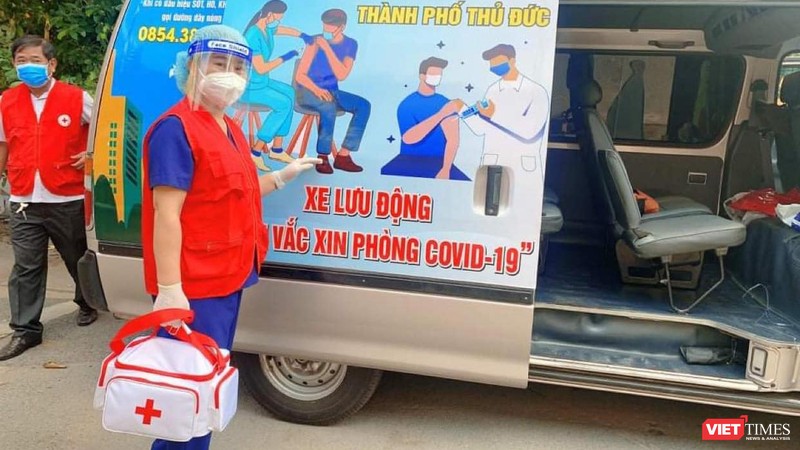 Xe lưu động tiêm vaccine COVID-19 đang thực hiện tiêm chủng tại nhiều khu vực trong tâm dịch TP.HCM