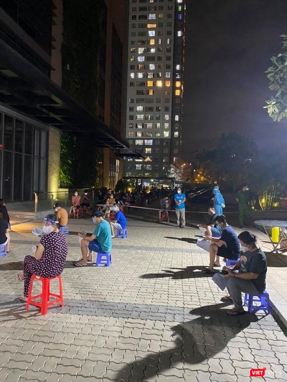 Quận 8 tổ chức tiêm vaccine cho người dân vào ban đêm tại khuôn viên chung cư Giai Việt, nơi cư trú của 2.000 người dân. Ảnh: HCDC