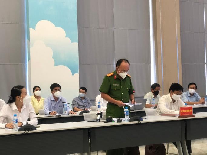 Đại tá Trần Văn Chính, Phó Giám đốc Công an tỉnh Bình Dương báo cáo tại cuộc họp báo sáng 17-8. Ảnh: Thành Đồng (NLD) Đại tá Trần Văn Chính, Phó Giám đốc Công an tỉnh Bình Dương báo cáo tại cuộc họp báo sáng 17-8. Ảnh: Thành Đồng (NLD)