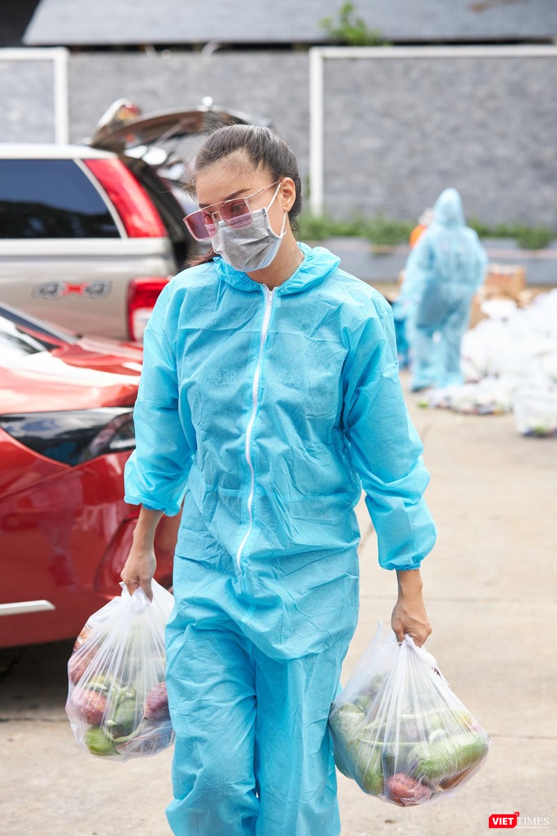 Kim Duyên cùng các Á hậu khác chia nhau mang thực phẩm tặng người nghèo