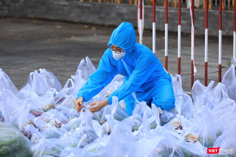 Á hậu Vũ Hoàng My tham gia đóng gói thực phẩm