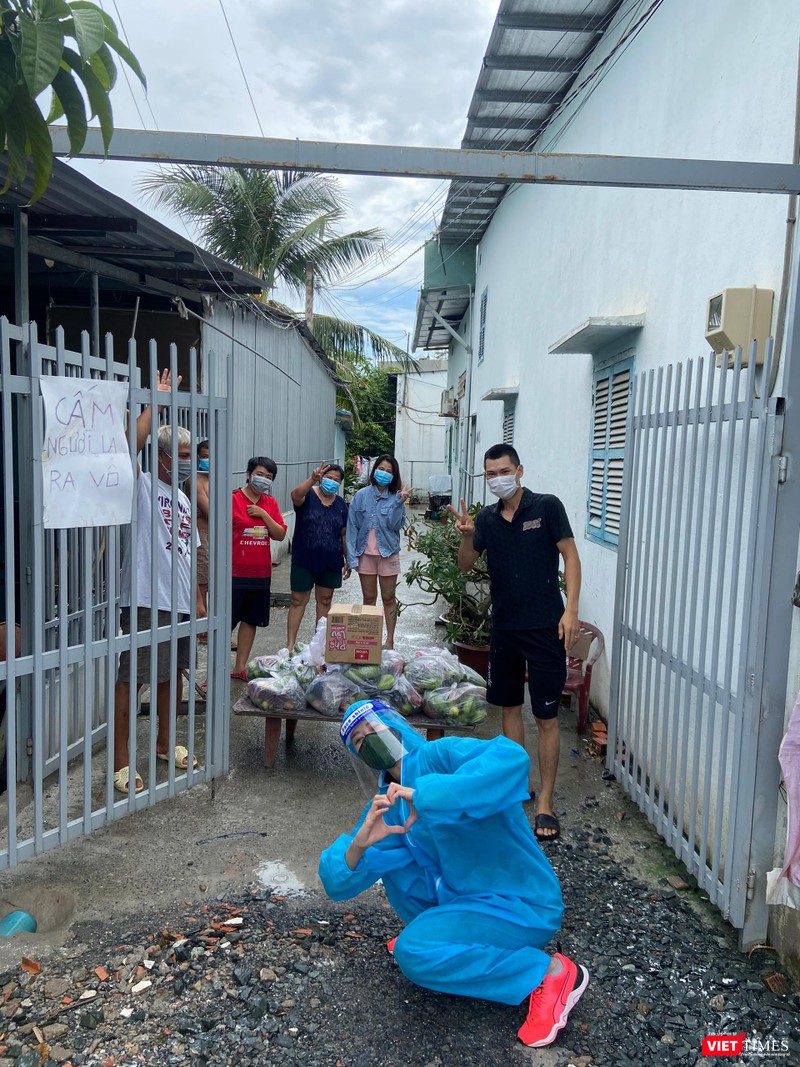 Hoa hậu Khánh Vân tới từng khu cách ly, tận tay mang thực phẩm tặng người dân nghèo