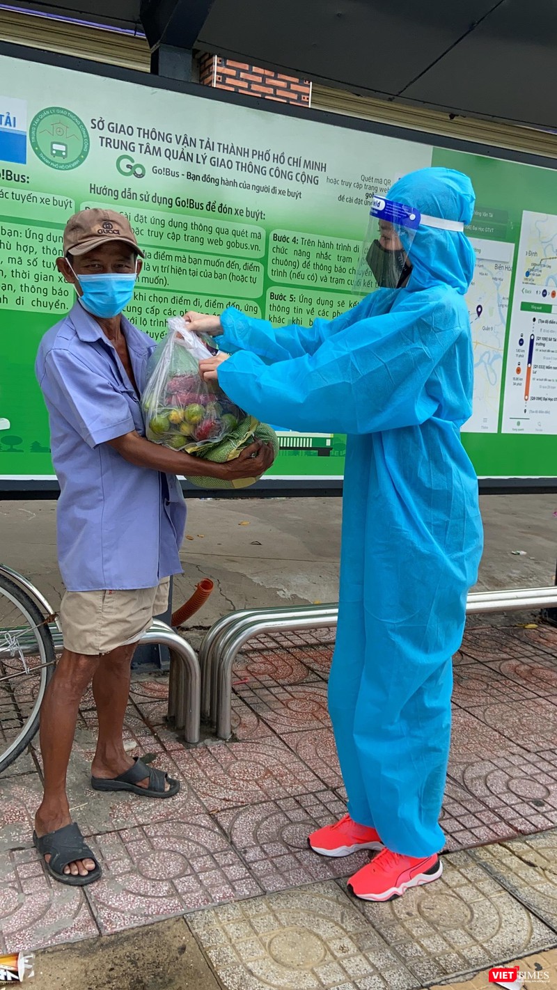 Hoa hậu Khánh Vân tận tay trao quà tặng cho người dân