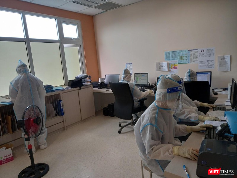 Phòng CNTT hỗ trợ kết nối giữa người nhà và bệnh nhân đang điều trị COVID-19 trong phòng cách ly Phòng CNTT hỗ trợ kết nối giữa người nhà và bệnh nhân đang điều trị COVID-19 trong phòng cách ly