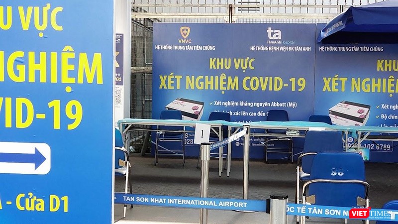 Khu vực xét nghiệm COVID-19 tại Cảng hàng không quốc tế Tân Sơn Nhất. Ảnh: Hoà Bình
