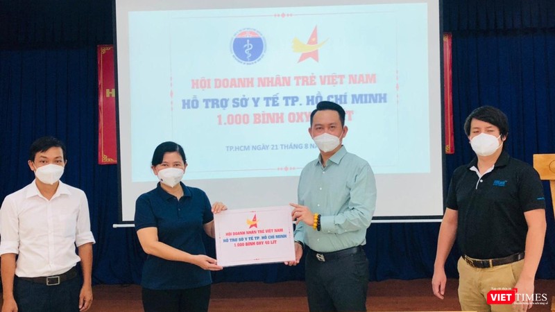 Bà Nguyễn Thị Huỳnh Mai, Chánh Văn phòng Sở Y tế TP.HCM (áo xanh, bên trái) và ông Đặng Hồng Anh - Chủ tịch Hội Doanh nhân trẻ Việt Nam, ông Hoàng Tuấn Anh, "cha đẻ" của ATM Gạo, ATM Ô xy (bên phải) cùng có mặt tại buổi trao tặng TP.HCM 1.000 bình ô xy Bà Nguyễn Thị Huỳnh Mai, Chánh Văn phòng Sở Y tế TP.HCM (áo xanh, bên trái) và ông Đặng Hồng Anh - Chủ tịch Hội Doanh nhân trẻ Việt Nam, ông Hoàng Tuấn Anh, "cha đẻ" của ATM Gạo, ATM Ô xy (bên phải) cùng có mặt tại buổi trao tặng TP.HCM 1.000 bình ô xy