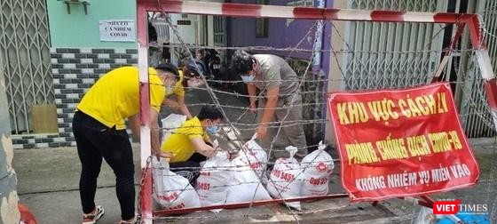 Gạo hỗ trợ được đưa tới các khu vực cách ly, phong tỏa