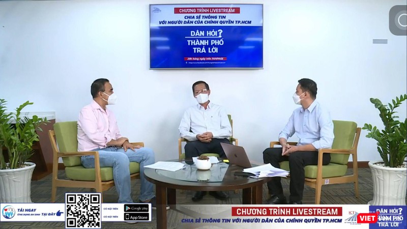 Chủ tịch UBND TP.HCM Phan Văn Mãi trong giao lưu trực tuyến, MC Quyền Linh (bên trái) và Lê Quang Tự Do (bên phải). Ảnh chụp màn hình