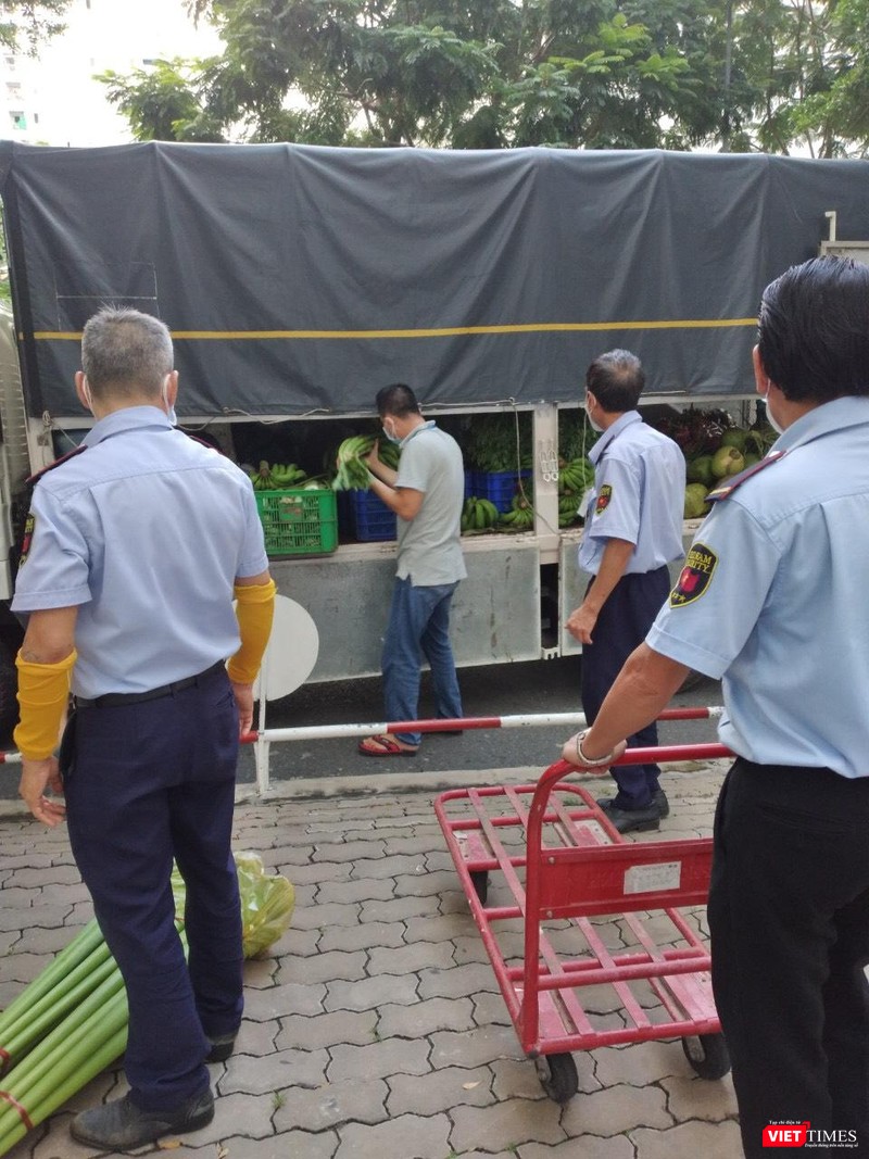 Nông sản được vận chuyển lên các xe tải, đưa đến các khu dân cư. Ảnh: HB Nông sản được vận chuyển lên các xe tải, đưa đến các khu dân cư. Ảnh: HB