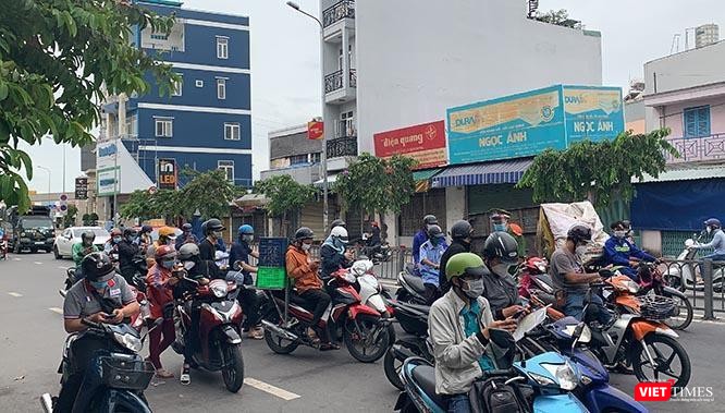 Người dân dừng xe trước chốt kiểm dịch để khai báo y tế Người dân dừng xe trước chốt kiểm dịch để khai báo y tế