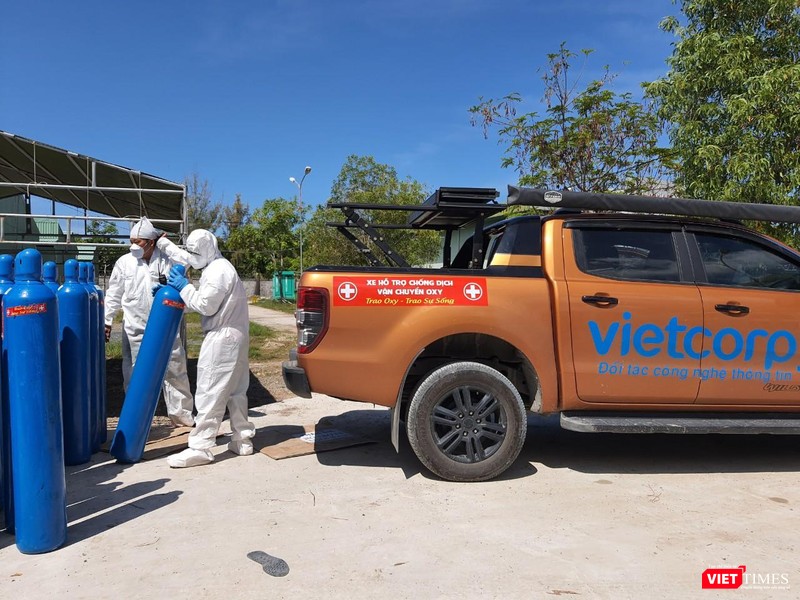 Xe hỗ trợ chống dịch đi trao ô xy ở Hà Tiên