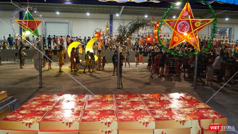 Trung thu của các em bé trong khu cách ly không thể thiếu đèn ông sao