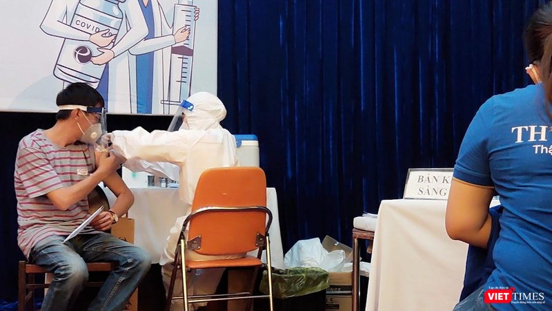 Tiêm vaccine COVID-19 cho người dân trong tâm dịch TP.HCM. Ảnh: Hoà Bình