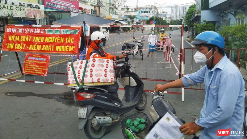 Chốt bảo vệ ra vào theo quy định ở vùng bình thường mới Quận 7- Ảnh: Trần Nguyên Anh