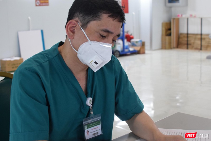TS.BS. Đỗ Ngọc Sơn tại Trung tâm Hồi sức tích cực người bệnh COVID-19 Bạch Mai TP.HCM. Ảnh: Hoà Bình