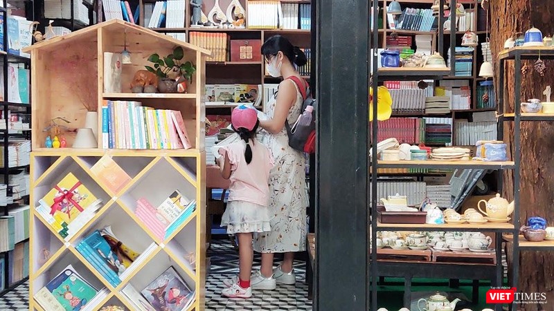 Nhiều gia đình đã đưa con nhỏ tới Đường sách trực tiếp chọn sách Nhiều gia đình đã đưa con nhỏ tới Đường sách trực tiếp chọn sách