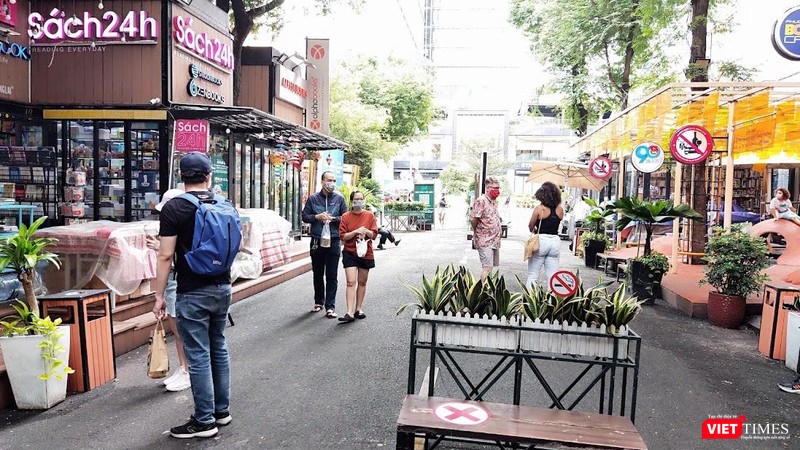 Thực hiện giãn cách giữa người đến Đường sách, người vào mua sách tại các gian hàng. Ảnh: Hoà Bình Thực hiện giãn cách giữa người đến Đường sách, người vào mua sách tại các gian hàng. Ảnh: Hoà Bình