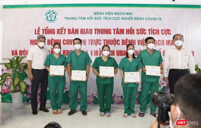 UBND TP.HCM trao tặng Bằng khen tới 24 cá nhân tại Trung tâm Hồi sức tích cực người bệnh COVID-19 Bệnh viện Bạch Mai UBND TP.HCM trao tặng Bằng khen tới 24 cá nhân tại Trung tâm Hồi sức tích cực người bệnh COVID-19 Bệnh viện Bạch Mai