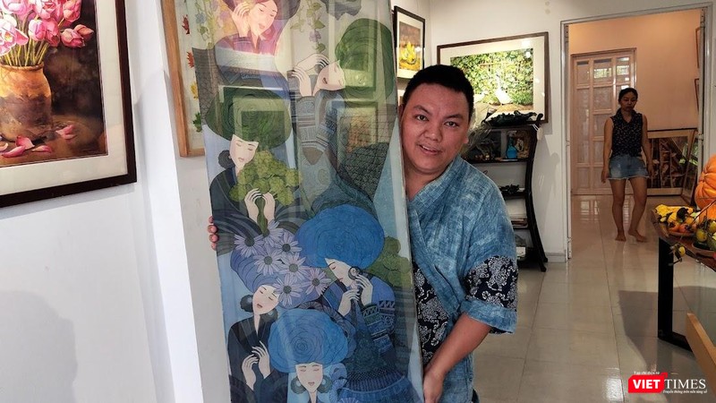 Hoạ sĩ Hà Hùng Dũng với bức tranh gốc ở Cọ Gallery TPHCM. Ảnh: Hoà Bình Hoạ sĩ Hà Hùng Dũng với bức tranh gốc ở Cọ Gallery TPHCM. Ảnh: Hoà Bình