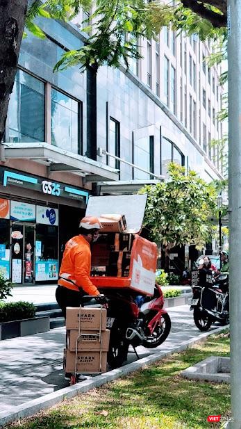 Bán lẻ là ngành hàng bị ảnh hưởng nhiều nhất vì dịch COVID-19. Ảnh: Hoà Bình Bán lẻ là ngành hàng bị ảnh hưởng nhiều nhất vì dịch COVID-19. Ảnh: Hoà Bình