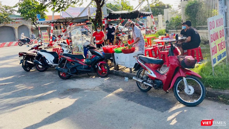 Quán bò kho, bún bò, hủ tiếu... bán ngoài trời đắt hàng Quán bò kho, bún bò, hủ tiếu... bán ngoài trời đắt hàng
