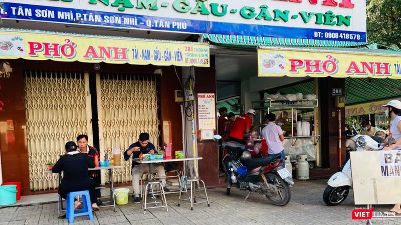 Một quán bún phở ngoài trời ở quận Tân Phú Một quán bún phở ngoài trời ở quận Tân Phú