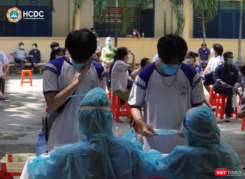 Học sinh đi tiêm ngừa COVID-19 ở TP.HCM Học sinh đi tiêm ngừa COVID-19 ở TP.HCM