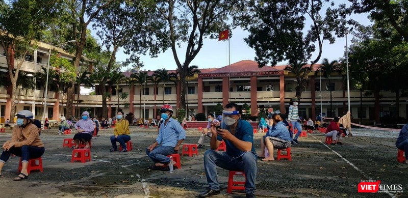 Khu vực giãn cách để phụ huynh TP Thủ Đức chờ con tiêm ngừa COVID-19. Ảnh: Hoà Bình Khu vực giãn cách để phụ huynh TP Thủ Đức chờ con tiêm ngừa COVID-19. Ảnh: Hoà Bình