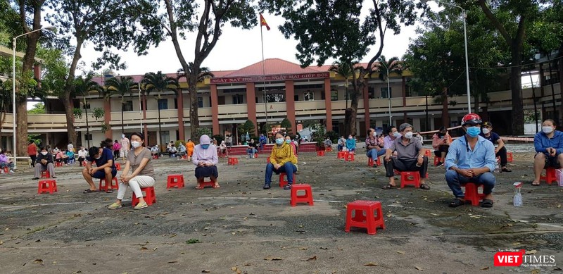 Phụ huynh TP Thủ Đức chờ đón con đi tiêm ngừa COVID-19 Phụ huynh TP Thủ Đức chờ đón con đi tiêm ngừa COVID-19