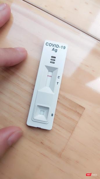 Tự xét nghiệm COVID-19 tại nhà với bộ kit đã được Bộ Y tế cấp phép. Một vạch C là kết quả âm tính. Ảnh: Hoà Bình Tự xét nghiệm COVID-19 tại nhà với bộ kit đã được Bộ Y tế cấp phép. Một vạch C là kết quả âm tính. Ảnh: Hoà Bình