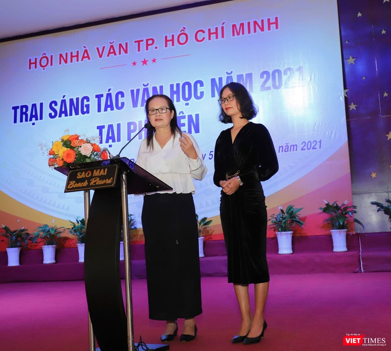 Nhà văn Bích Ngân - Chủ tịch Hội Nhà văn TP.HCM và nhà văn Phương Huyền chia sẻ về những nỗ lực đi làm thiện nguyện trong suốt thời gian dịch bệnh diễn ra phức tạp Nhà văn Bích Ngân - Chủ tịch Hội Nhà văn TP.HCM và nhà văn Phương Huyền chia sẻ về những nỗ lực đi làm thiện nguyện trong suốt thời gian dịch bệnh diễn ra phức tạp