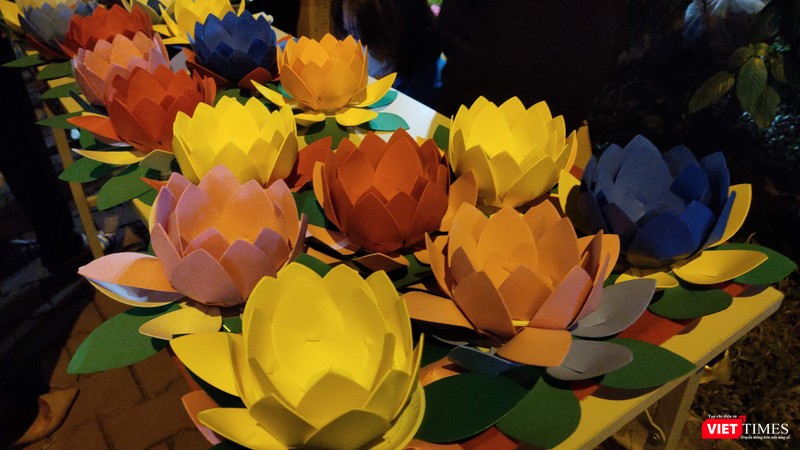 Hoa đăng mang ý nghĩa tưởng niệm người đã khuất Hoa đăng mang ý nghĩa tưởng niệm người đã khuất