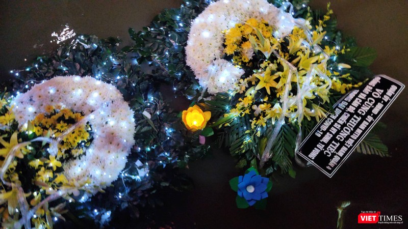 Những vòng hoa cầu mong người đã khuất được an lòng nơi chín suối Những vòng hoa cầu mong người đã khuất được an lòng nơi chín suối