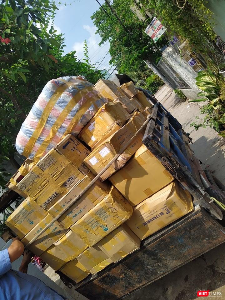 Từng tấn sách theo xe công nông lên tới các bản xa, vào các vùng sâu Từng tấn sách theo xe công nông lên tới các bản xa, vào các vùng sâu