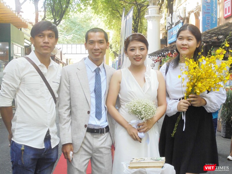 Đám cưới đặc biệt của chú rể quyên tặng hàng triệu cuốn sách. Ảnh: Hoà Bình Đám cưới đặc biệt của chú rể quyên tặng hàng triệu cuốn sách. Ảnh: Hoà Bình