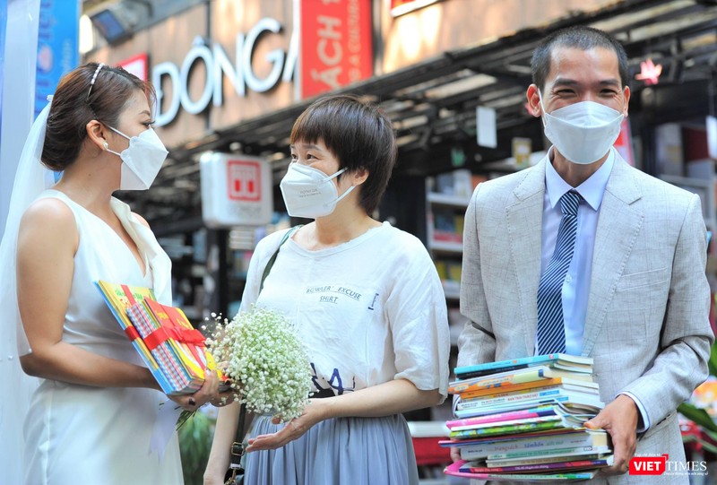 Cặp vợ chồng trẻ vô cùng hạnh phúc đón nhận những cuốn sách san sẻ yêu thương. Ảnh: Nguyễn Á Cặp vợ chồng trẻ vô cùng hạnh phúc đón nhận những cuốn sách san sẻ yêu thương. Ảnh: Nguyễn Á