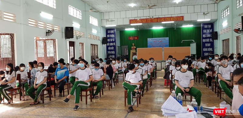 TP.HCM đang trong những ngày tiêm vaccine COVID-19 mũi 2 cho học sinh. Học sinh từ 12 đến 17 tuổi ở TP Thủ Đức đi tiêm mũi 2. Ảnh: Hoà Bình