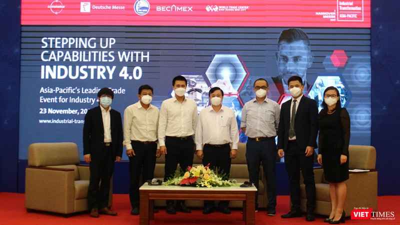 Khách mời chụp hình lưu niệm tại ITAP 2021 - Phiên Việt Nam diễn ra tại tỉnh Bình Dương Khách mời chụp hình lưu niệm tại ITAP 2021 - Phiên Việt Nam diễn ra tại tỉnh Bình Dương