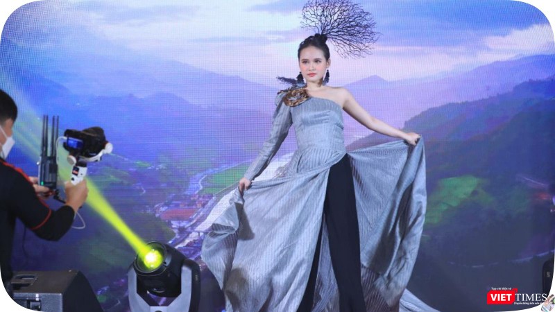 BST “Nhiễm” của NTK Việt Hùng trình diễn tại đêm trao giải Miss Teen Eco BST “Nhiễm” của NTK Việt Hùng trình diễn tại đêm trao giải Miss Teen Eco