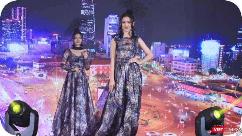 BST “Nhiễm” của NTK Việt Hùng như một lời nhắn gửi tới mọi người thông điệp hãy yêu và bảo vệ môi trường BST “Nhiễm” của NTK Việt Hùng như một lời nhắn gửi tới mọi người thông điệp hãy yêu và bảo vệ môi trường