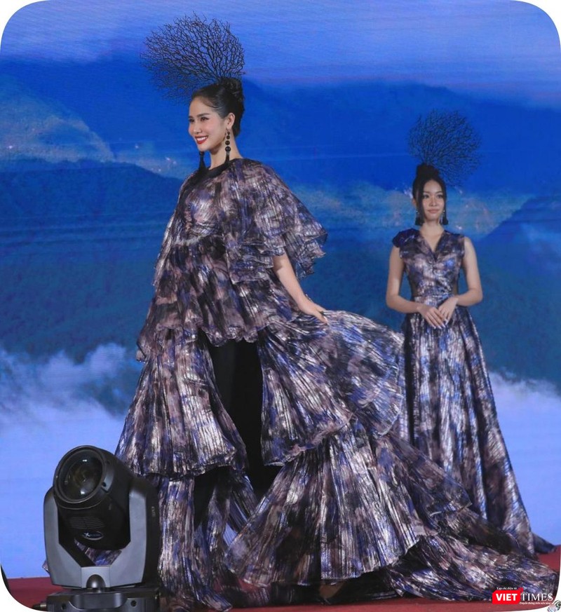 BST "Nhiễm" của NTK Việt Hùng nhắn gửi mọi người hãy giữ cho trái đất của chúng ta xanh màu xanh của cuộc sống và bình yên, hưng thịnh trong tương lai BST "Nhiễm" của NTK Việt Hùng nhắn gửi mọi người hãy giữ cho trái đất của chúng ta xanh màu xanh của cuộc sống và bình yên, hưng thịnh trong tương lai