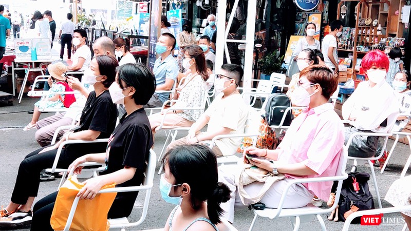 Độc giả chăm chú theo dõi chương trình trên Đường sách - Ảnh: Hoà Bình Độc giả chăm chú theo dõi chương trình trên Đường sách - Ảnh: Hoà Bình