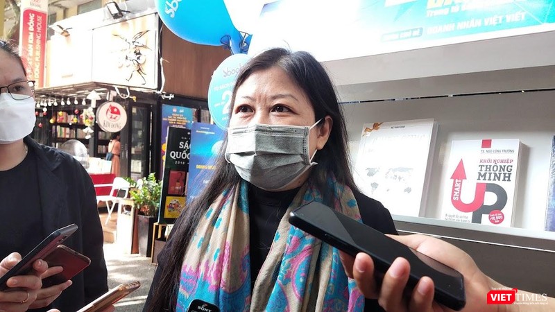 Tác giả Nguyễn Phi Vân trao đổi về những trăn trở để &quot;Mở cửa tương lai&quot; - Ảnh: Hoà Bình