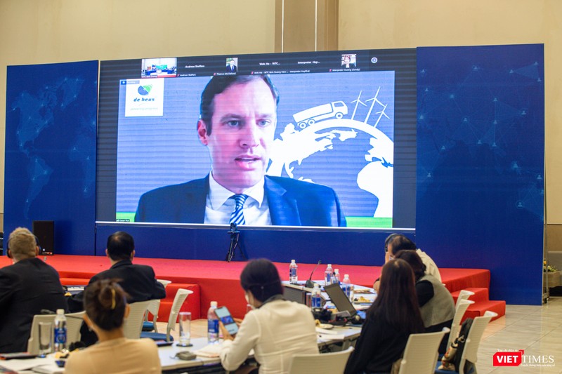 Ông Gabor Fluit - Tổng Giám đốc DE HEUS Châu Á phát biểu trực tuyến, vì đang là F0 nên không đến dự trực tiếp