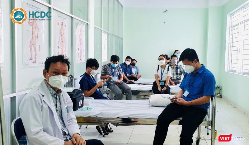 Lực lượng y tế theo dõi 30 phút sau tiêm chủng vaccine phòng COVID-19. Ảnh: HCDC Lực lượng y tế theo dõi 30 phút sau tiêm chủng vaccine phòng COVID-19. Ảnh: HCDC