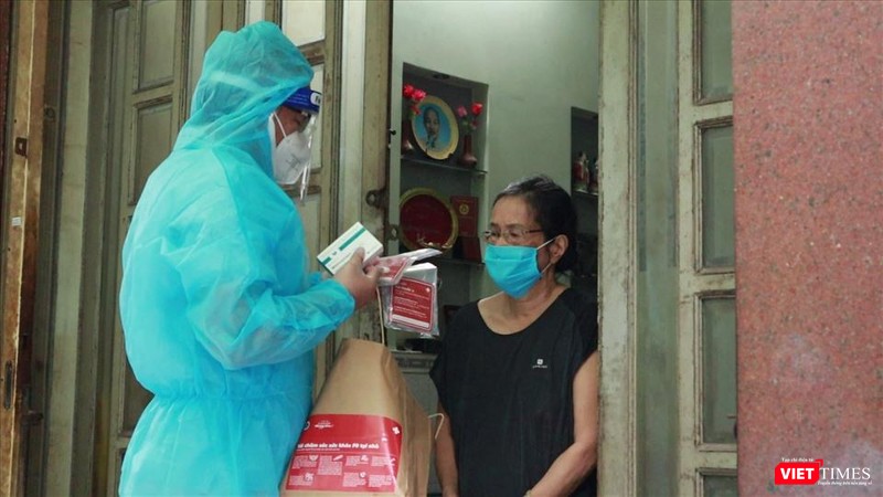 Phát thuốc điều trị COVID-19 cho F0 tại nhà. Ảnh: HCDC Phát thuốc điều trị COVID-19 cho F0 tại nhà. Ảnh: HCDC