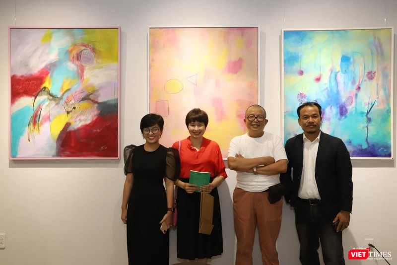 Hoạ sĩ Lê Kinh Tài - áo trắng - đến chia vui với ng.anhanh (áo đen, ngoài cùng bên trái ảnh) Hoạ sĩ Lê Kinh Tài - áo trắng - đến chia vui với ng.anhanh (áo đen, ngoài cùng bên trái ảnh)