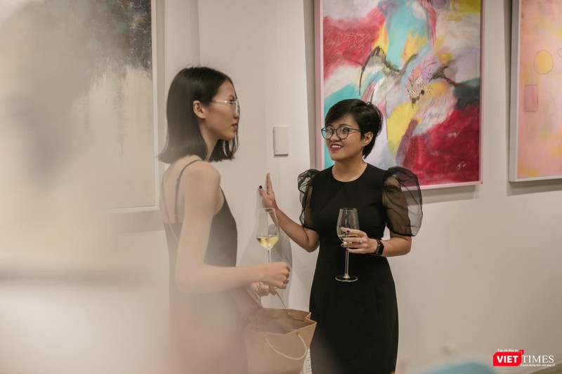 Hoạ sĩ ng.anhanh và khách tham dự triển lãm "Theo đuổi những phiền toái”) Hoạ sĩ ng.anhanh và khách tham dự triển lãm "Theo đuổi những phiền toái”)